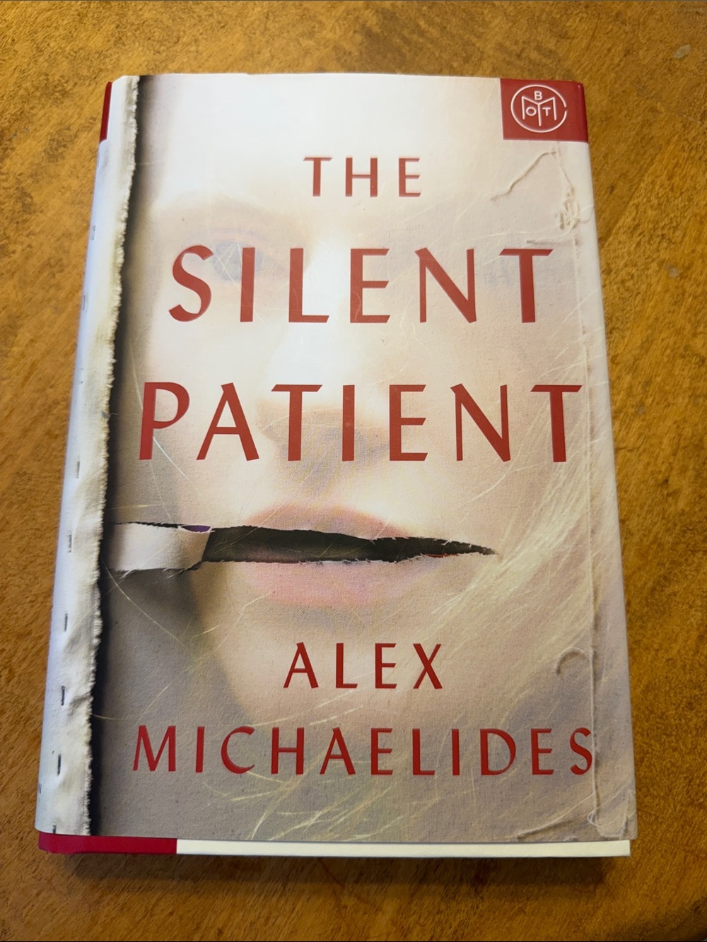 Hardcover Book: Alex Michaelides The Silent Patient – Red Paperback Novel
